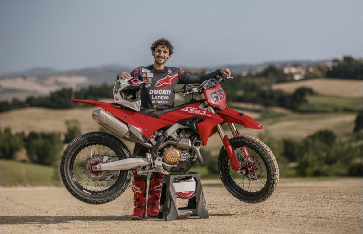 La Ducati Desmo450 MX da Flat Track di Pecco Bagnaia