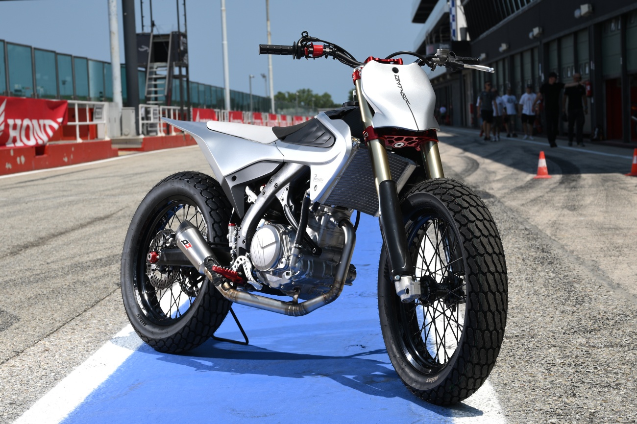 OMT 450C by Picasso Engineering: la nuova moto da flat track con telaio in carbonio